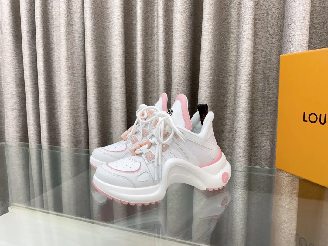 👟👟Ex-factory price 760👟👟 Louis Vuiton·Louis Vuitton 24/ New Chinese Valentine's Day limited edition LV Archlight series arch sole dad shoes casual thick-soled lace-up sneakers top version🔝original purchase, development and production👍🏻 This LV dad shoe features an eye-catching wavy sole and large tongue. It is equipped with a sporty super-elastic running shoe style rubber outsole, which is very eye-catching. It is also combined with a soft and elastic upper made of a variety of high-tech fabrics, making the upper foot comfortable and soft! 🤩 Fabric: Original custom-made first-layer cowhide + technical fabrics Lining: Original imported breathable mesh lining + cowhide foot pads Sole: Original molded correct U-shaped arch outsole Bottom thickness: about 5cm Size: 35-39 (40.41 custom-made, non-refundable)